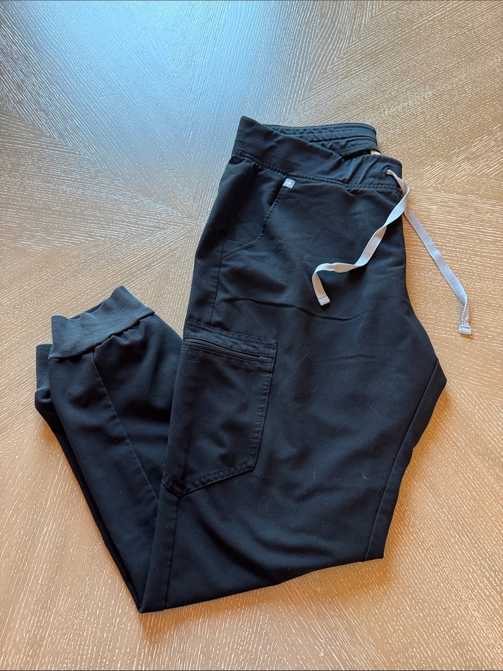 Figs women’s Black Jogger and loose top scrub set - Picture 7 of 14